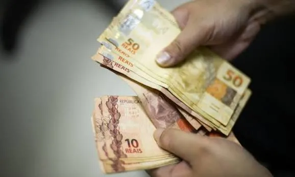 Dinheiro do banco central na m&atilde;o
