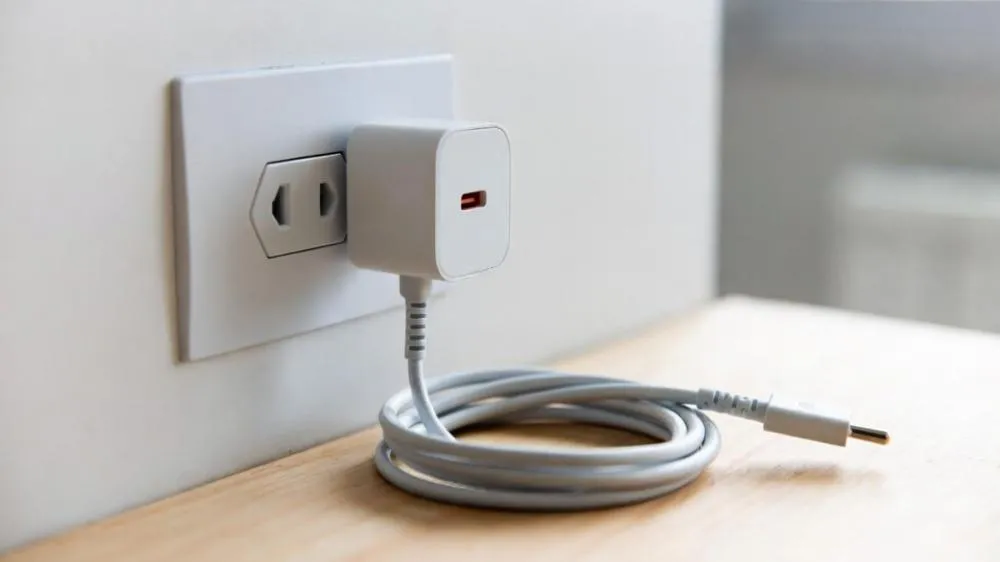 O que acontece se você deixar o carregador conectado sem o celular? Veja 4 efeitos
