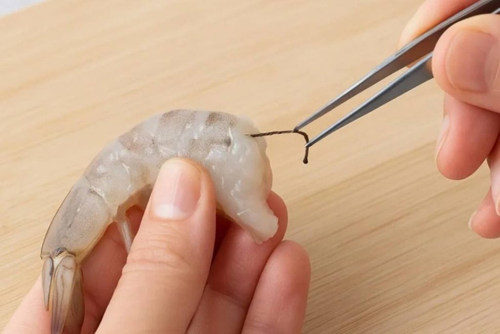 não deve comer camarão sem retirar a tripa escura