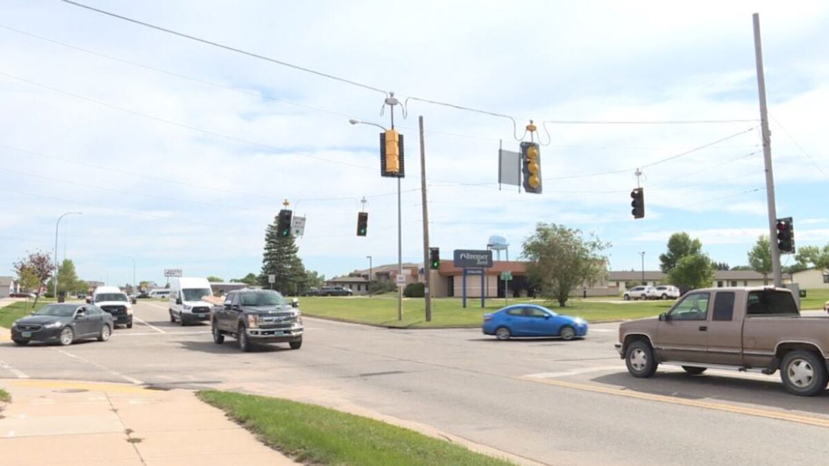 Semáforo pendurado em fios viraliza e chama atenção dos brasileiros