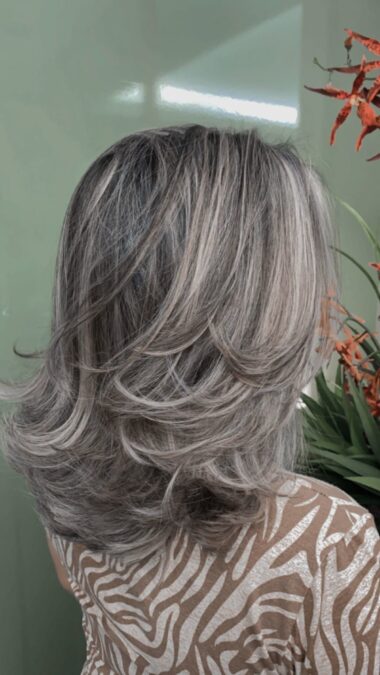 Os cortes de cabelo ideais para mulheres com cabelos grisalhos pelo seu efeito rejuvenescedor, segundo estilistas