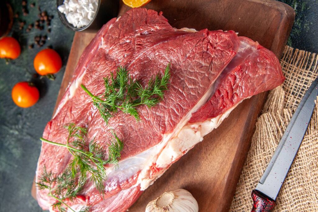 A carne barata para churrasco em cima da mesa