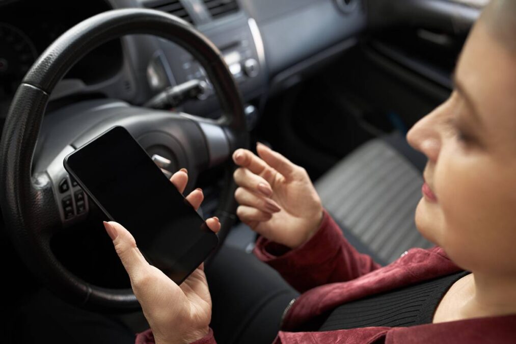 A verdade que ninguém te contou usar celular no sinal vermelho custa caro e pega muita gente de surpresa