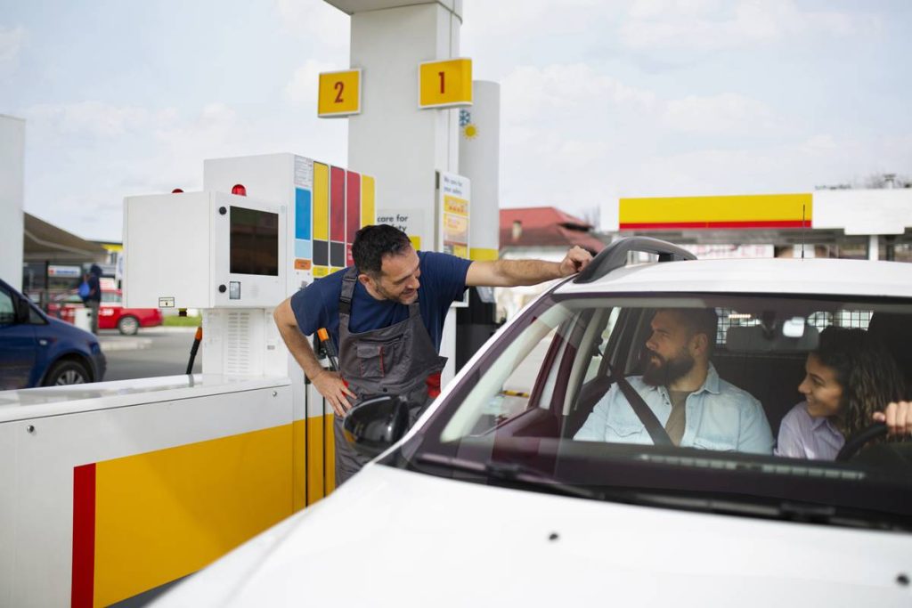 Ao chegar no posto de gasolina, não deixe o frentista