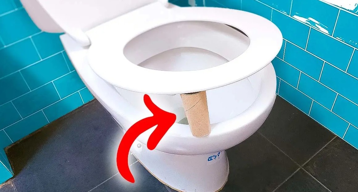 O que significa encontrar um rolo de papel higiênico embaixo do assento do vaso sanitário