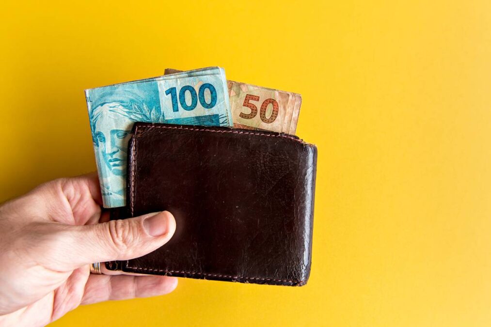 Saiba o dia exato que a empresa tem que pagar seu salário em outubro; veja o que diz a lei