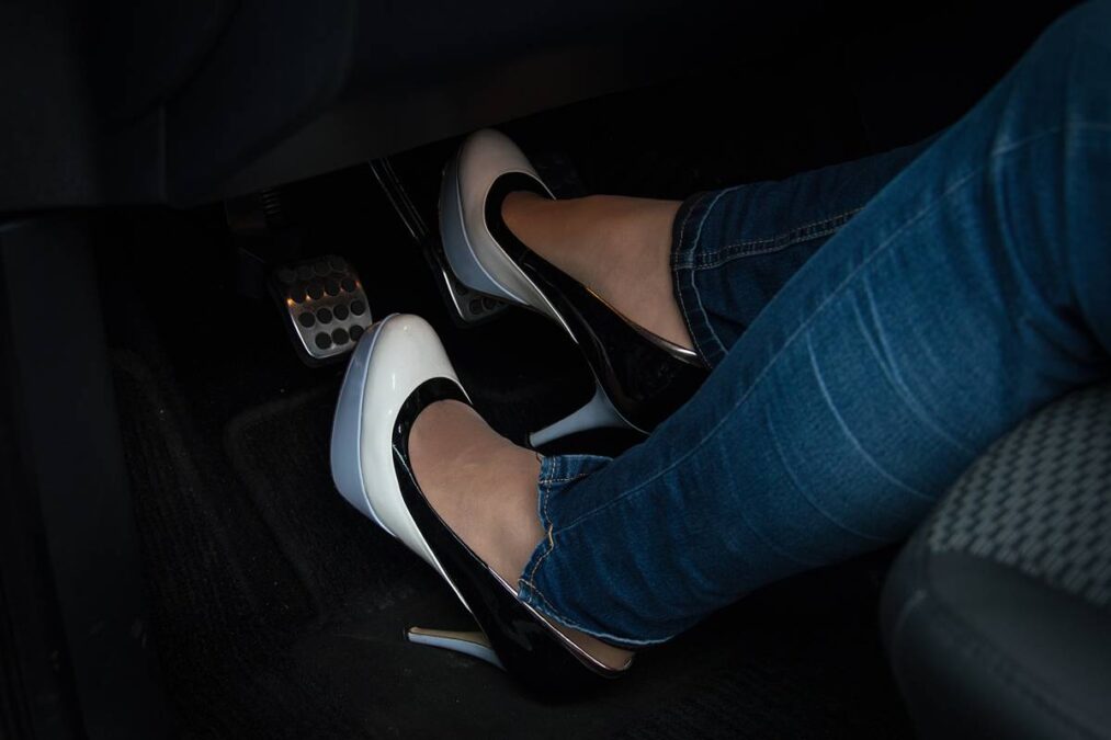 O sapato que está multando e tirando pontos da CNH de muitas mulheres