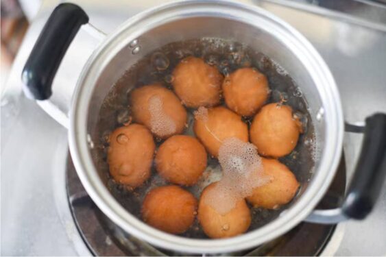 Fertilizante caseiro com água de cozimento de ovos