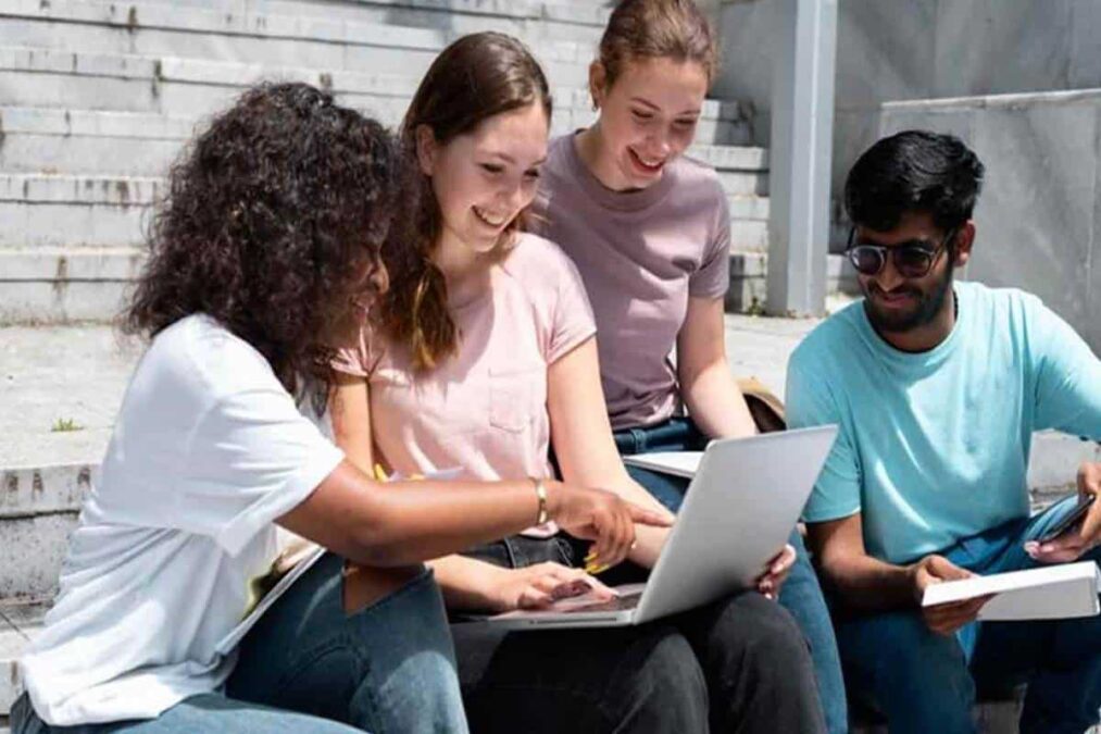 Inscritos no CadÚnico podem receber R$ 700 por mês para cursar faculdade; veja quem tem direito