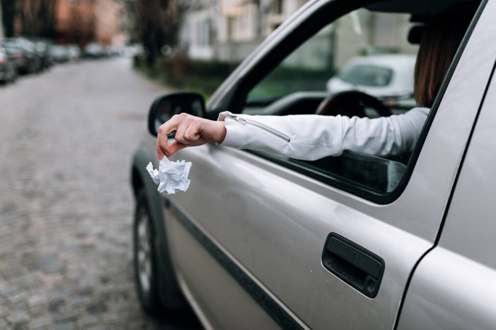 Lei vai mudar: Quem jogar lixo pela janela do carro vai pagar multa pesada e perder 5 pontos na CNH