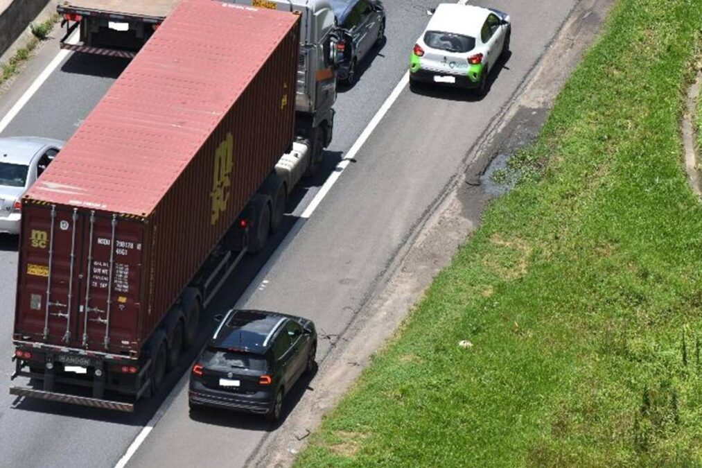 Motoristas se assustam com lei do acostamento: 7 pontos na CNH e multa acima de R$ 1.400