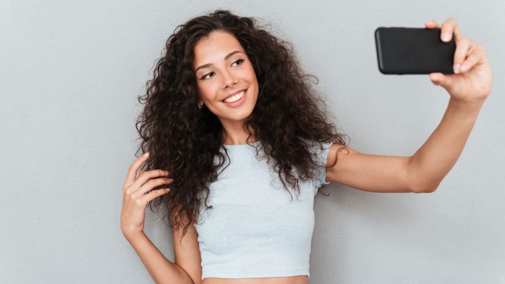 Mulher bonita morena tirando selfie foto