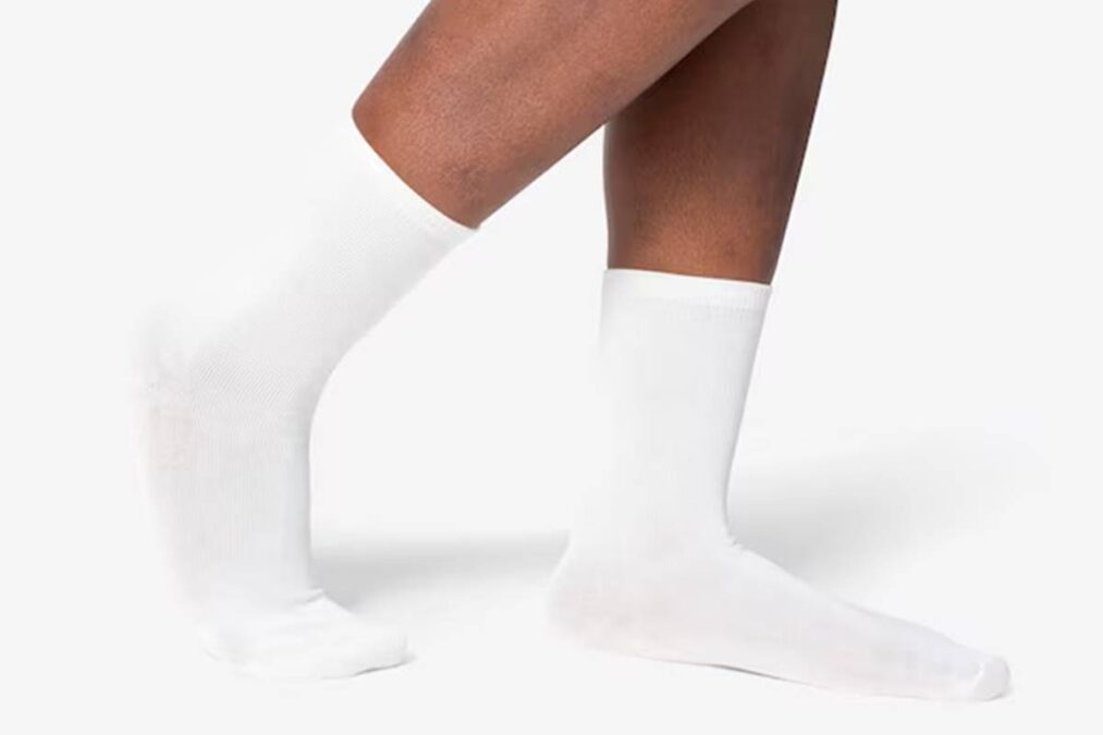 Suas meias encardidas podem ficar como novas com este líquido