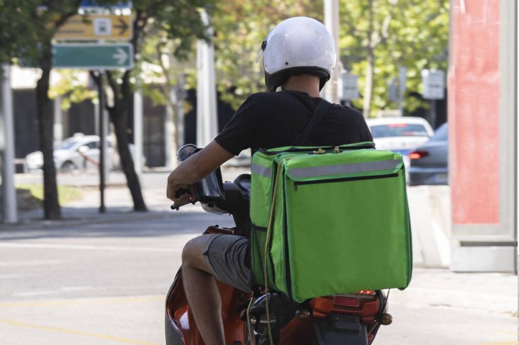 Nova lei para entregadores garante vale-refeição a cada 4 horas de trabalho: confira o valor!