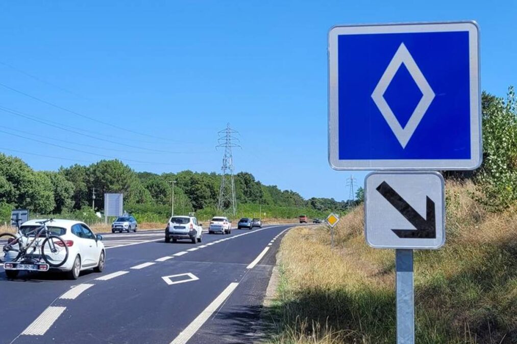 Nova placa de trânsito com losango branco sobre um fundo azul confunde motoristas e gera dúvidas; entenda o que significa e por que não vale no Brasil.