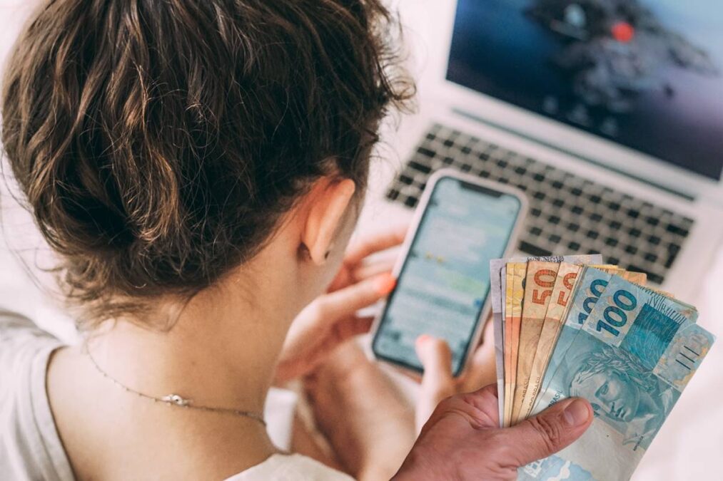 Novo programa social libera internet de graça e dinheiro pra comprar celular, tablet ou computador: quem terá direito