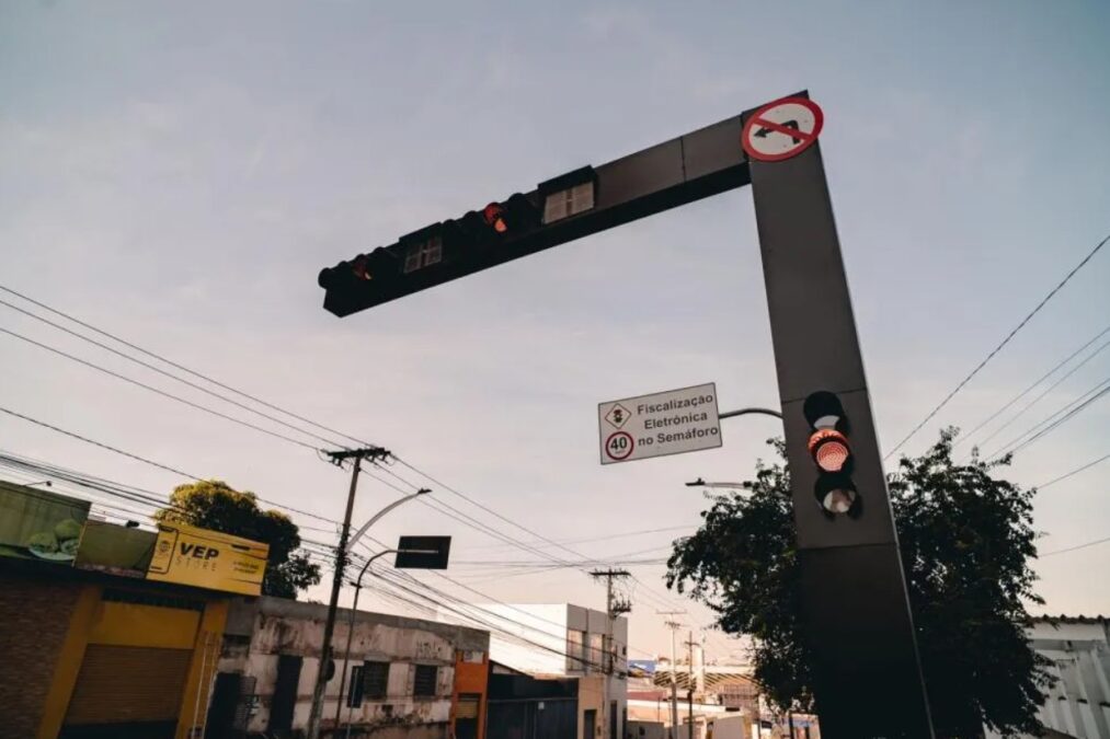 Novo semáforo em totem com tecnologia inédita começa a ser usado no Brasil