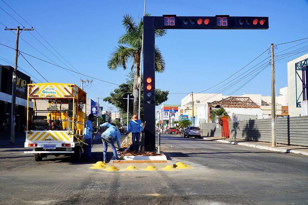 Novo semáforo totem que pensa sozinho chega com tecnologia inédita no Brasil
