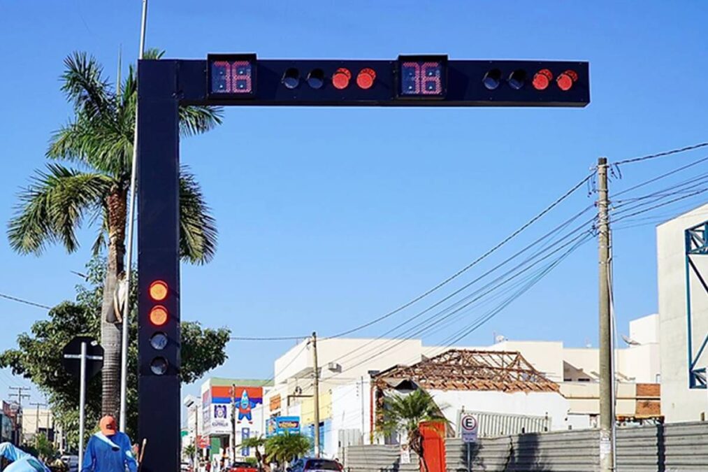 Novo semáforo totem que pensa sozinho chega com tecnologia inédita no Brasil