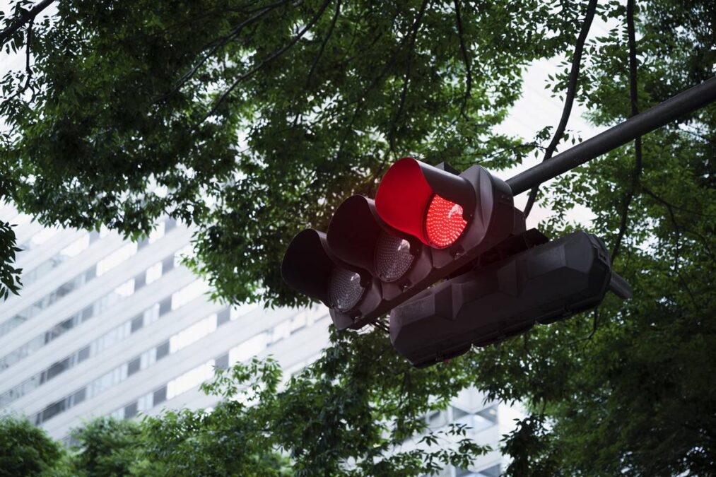 Novos semaforos com tecnologia inédita invade cidade brasileiras