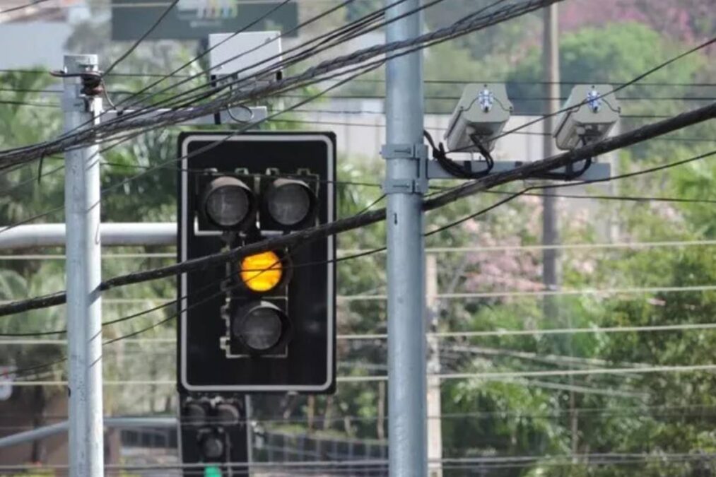 Novos semaforos com tecnologia inédita invade cidade brasileiras e multa em mais de 5 inflações