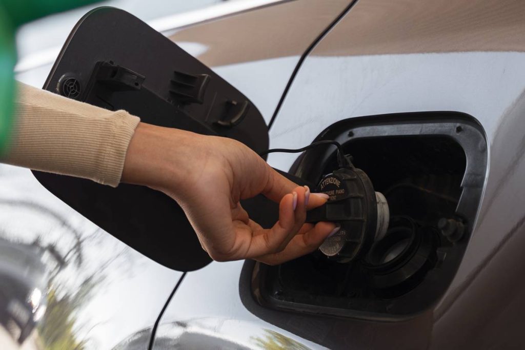 mecanido ensina como indentificar gasolina adulterada na hora