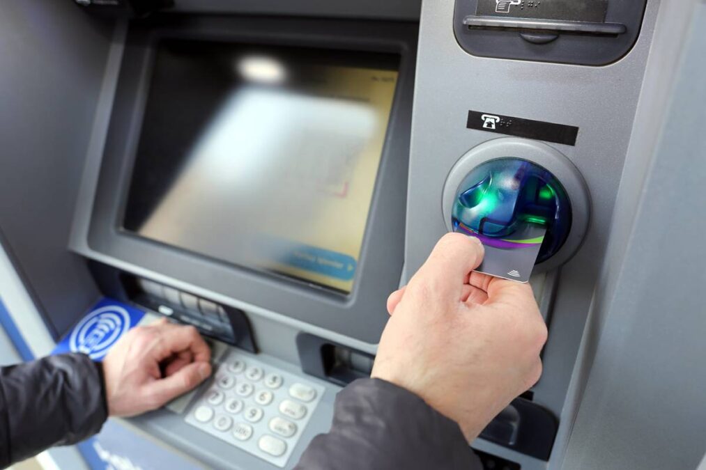 Nunca saque dinheiro neste dia da semana conheça o risco que poucos sabem