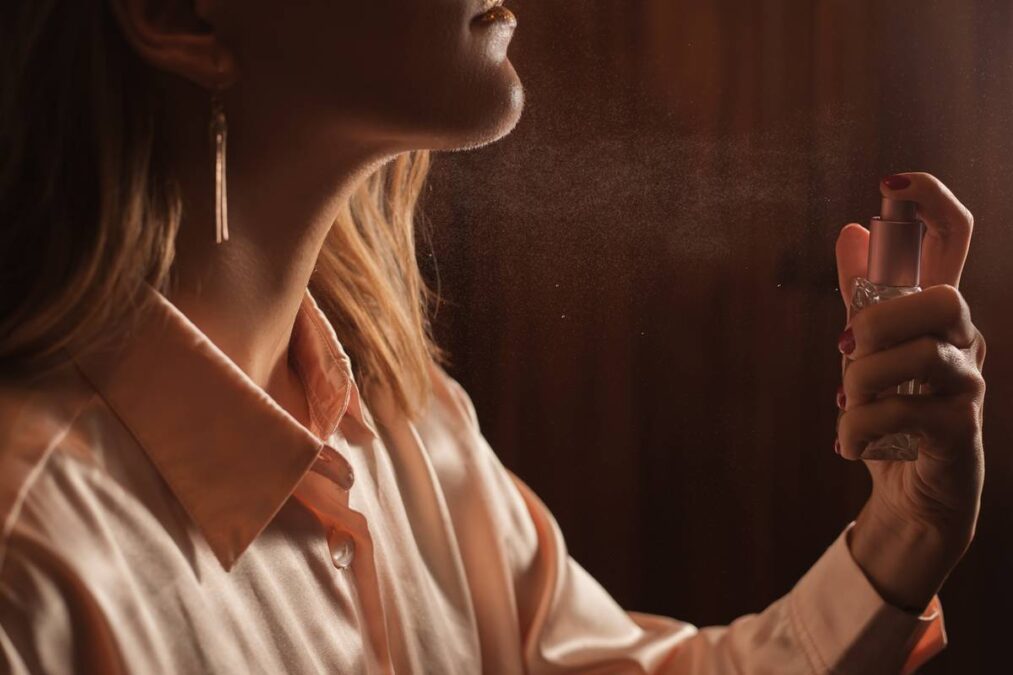 O perfume árabe com notas de champanhe e baunilha que virou febre no Brasil