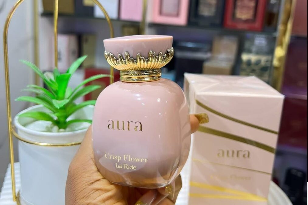 O perfume árabe floral adocicado que está em alta no Brasil e custa barato

Nos últimos meses, um perfume árabe delicado e intenso tem conquistado espaço nas redes sociais e nas plataformas de e-commerce no Brasil. O que chama atenção é como ele combina frescor e sofisticação com um preço acessível. Com notas doces, florais e frutadas, virou sensação entre quem busca elegância para o dia a dia sem gastar muito.

Qual é o perfume que está bombando?

Trata-se do La Fede Aura Crisp Flower, da Khadlaj Perfumes, uma fragrância lançada em 2023 que pertence à família floral frutada feminina. Seu sucesso no Brasil vem do equilíbrio entre originalidade, intensidade e o charme das notas doces combinadas a frutas frescas.

Segundo especialistas em perfumaria árabe, a proposta é oferecer um aroma perfeito para uso diurno, especialmente nas estações mais quentes, como primavera e verão. A durabilidade na pele e o contraste entre delicadeza e presença marcante fazem desse perfume uma das apostas certeiras de quem deseja se destacar.

Quais são os aromas do La Fede Aura Crisp Flower?

O La Fede Aura Crisp Flower foi criado para transmitir frescor, feminilidade e sofisticação, mantendo ao mesmo tempo uma base doce e envolvente.

Notas de topo: pêra, pêssego e bergamota.
Notas de coração: peônia e jasmim.
Notas de base: almíscar, vetiver e baunilha.

Essa composição garante acordes que vão do floral branco e frutado até o doce e almiscarado, com toques cítricos e em pó. O resultado é uma fragrância elegante, moderna e versátil.

Por que perfumes árabes estão em alta?

O interesse crescente por perfumes árabes no Brasil tem explicação. Além da tradição olfativa dessas casas, que trabalham com especiarias e combinações exóticas, as redes sociais ajudaram a espalhar essa tendência. Perfumes como o La Fede Aura Crisp Flower oferecem sofisticação com preço competitivo, criando uma alternativa viável aos importados de grife.

Consumidores relatam em resenhas e vídeos que a fragrância tem boa fixação e projeta bem durante o dia, sem ser enjoativa. Essa versatilidade, aliada ao custo-benefício, tem feito dele uma opção bastante procurada.

Preço no Brasil e onde encontrar

Em sites internacionais, o La Fede Aura Crisp Flower chegou a ser anunciado por mais de US$ 50. No Brasil, porém, o cenário é mais atrativo: ele pode ser encontrado no Mercado Livre e em lojas online especializadas em perfumes árabes e importados.

Os preços variam em média de R$ 140 a R$ 280, dependendo da loja, condições de parcelamento e promoções sazonais. Algumas plataformas oferecem parcelamento acessível, tornando o investimento ainda mais prático.

Dica importante: sempre verifique a reputação do vendedor e a originalidade do produto. Perfumes árabes autênticos costumam ter lacres, embalagens detalhadas e frascos de qualidade.

O crescimento do mercado de nicho

Assim como outras fragrâncias orientais que chegam ao Brasil, o La Fede Aura Crisp Flower mostra como o público brasileiro tem buscado perfumes de nicho, diferentes dos encontrados nas grandes redes. Essa procura por exclusividade abre espaço para marcas árabes que unem tradição, modernidade e originalidade.

Enquanto algumas casas apostam em notas mais intensas, como couro e oud, a Khadlaj decidiu explorar o frescor frutado e floral, criando uma fragrância leve, doce e refinada — um diferencial no portfólio de perfumes árabes.

Vale a pena investir?

Se você procura um perfume feminino, floral e frutado, com boa fixação e preço justo, o La Fede Aura Crisp Flower é uma excelente escolha. Sua proposta é transmitir frescor e elegância em dias quentes, sem perder o toque adocicado que agrada tantas consumidoras.

No fim das contas, essa fragrância não é apenas uma moda passageira: é a prova de que os perfumes árabes estão conquistando espaço no Brasil, oferecendo qualidade, autenticidade e custo-benefício que competem de frente com marcas tradicionais.

E você, já experimentou?

O La Fede Aura Crisp Flower virou febre entre os apaixonados por perfumes no Brasil. Você usaria essa fragrância floral frutada no dia a dia? Compartilhe sua opinião e marque alguém que adora novidades de perfumaria!

FAQ – Perfume árabe La Fede Aura Crisp Flower

1. Qual é o perfume árabe floral frutado em destaque no Brasil?
É o La Fede Aura Crisp Flower, da Khadlaj Perfumes, lançado em 2023.

2. Esse perfume é masculino ou feminino?
Ele é feminino, da família floral frutada, pensado para o dia a dia.

3. Quanto custa no Brasil?
Em média, varia entre R$ 180 e R$ 280, dependendo da loja e promoções.

4. Onde comprar?
No Mercado Livre e em lojas especializadas em perfumes importados e árabes.

5. Qual é a duração na pele?
Possui boa fixação e é ideal para uso diurno em climas quentes.