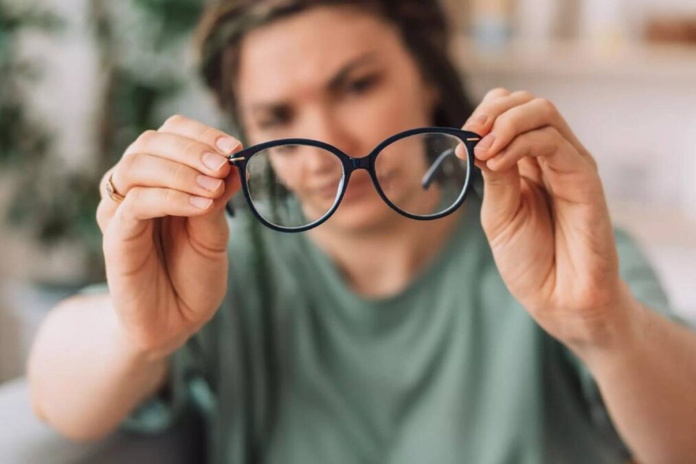 O truque simples para remover micro-riscos dos seus óculos