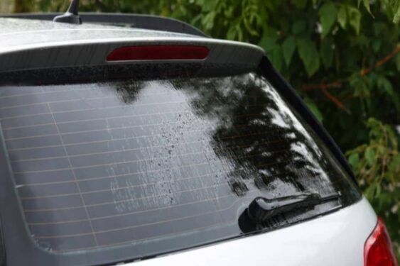 Função das linhas no vidro traseiro do carro