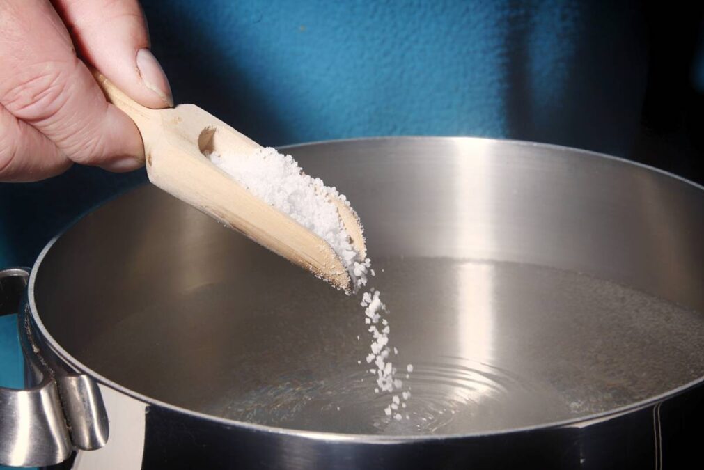 Por que colocar sal grosso em uma panela no fogão