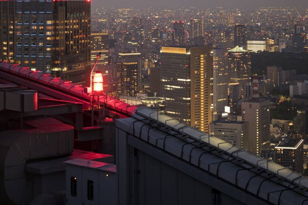 Por que os prédios das grandes cidades têm uma luz vermelha piscando no topo?