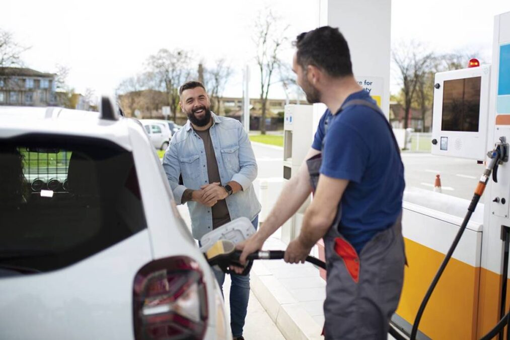 Por que você deve pedir ao frentista para abastecer seu carro no nível 1 da bomba?