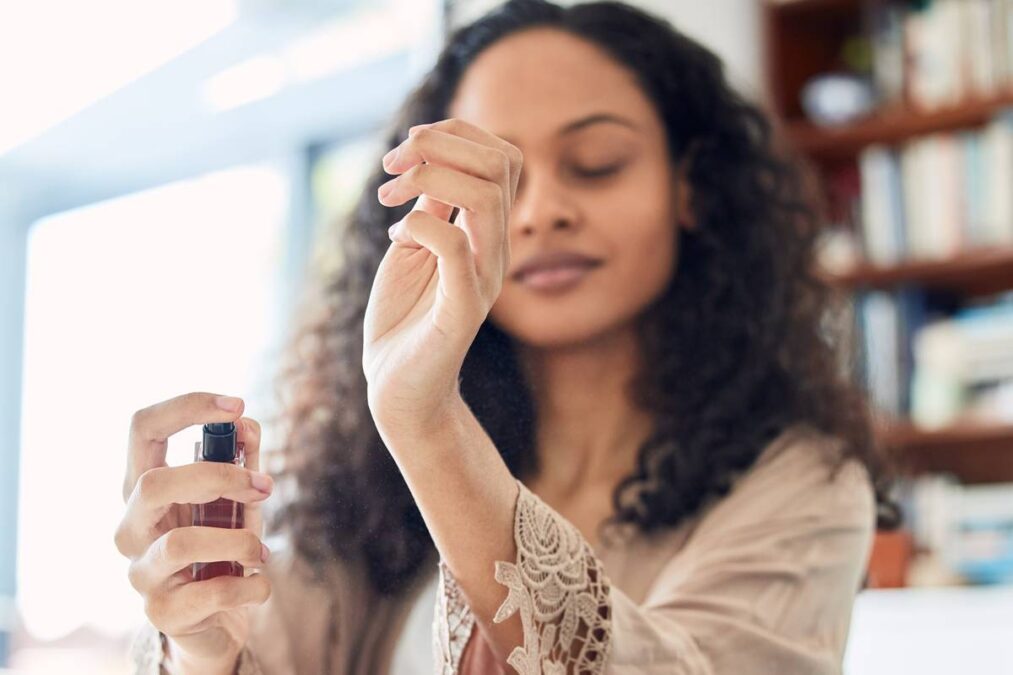 Por que você não deve esfregar os pulsos ao aplicar perfume