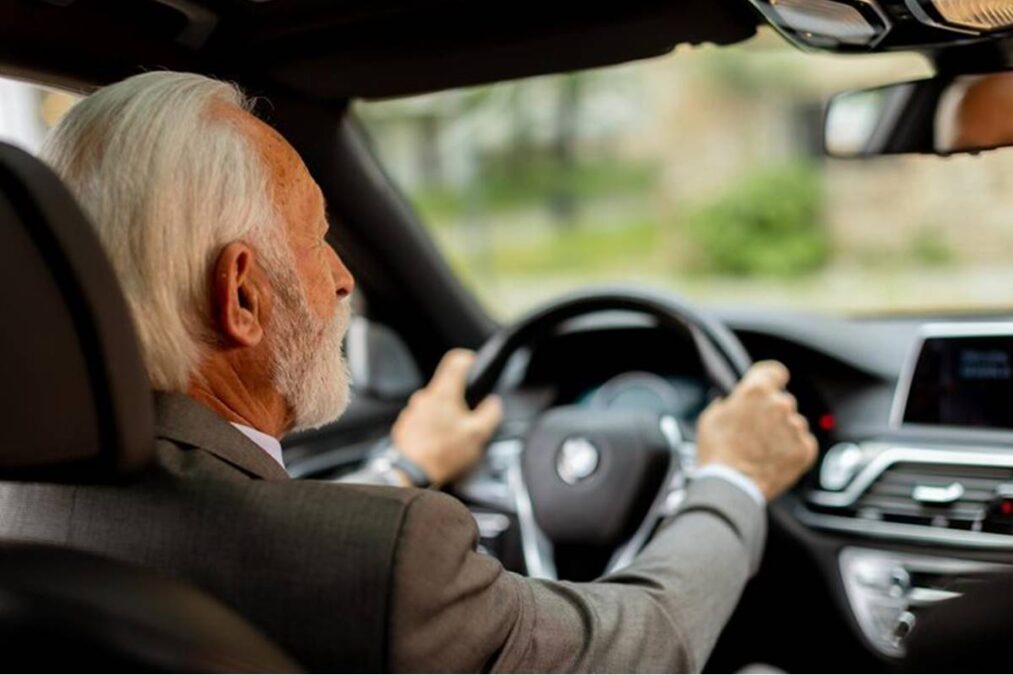 Descubra qual a idade máxima para dirigir no Brasil