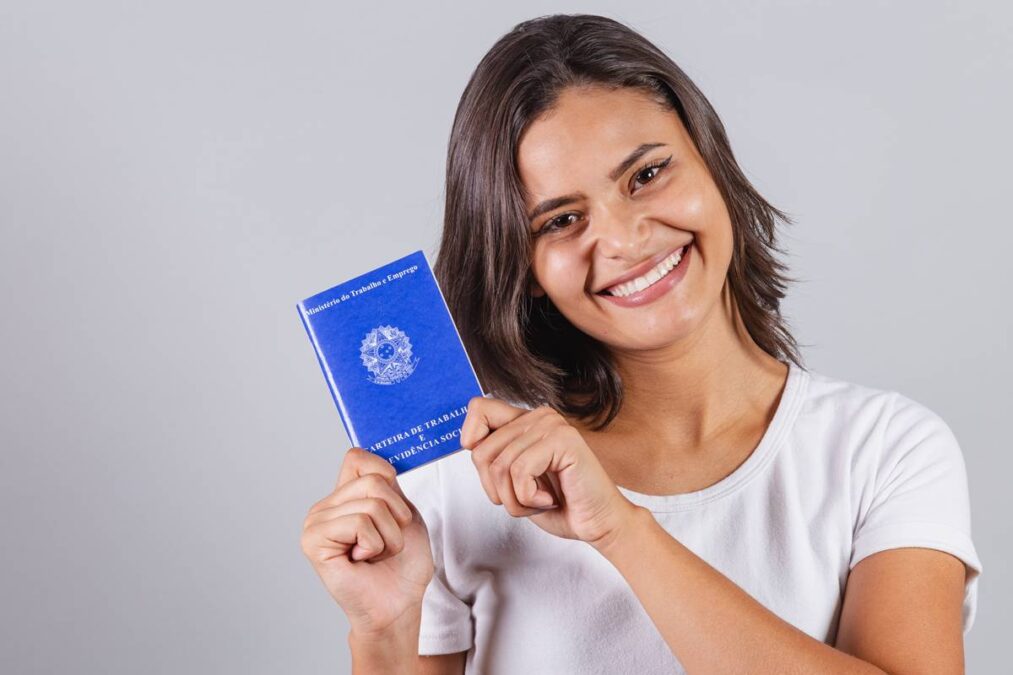 Quem busca primeiro emprego pode se inscrever em 8 mil vagas pela internet de qualquer lugar do Brasil