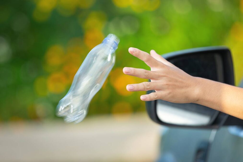 Lei vai mudar: Quem jogar lixo pela janela do carro vai pagar multa pesada e perder 5 pontos na CNH