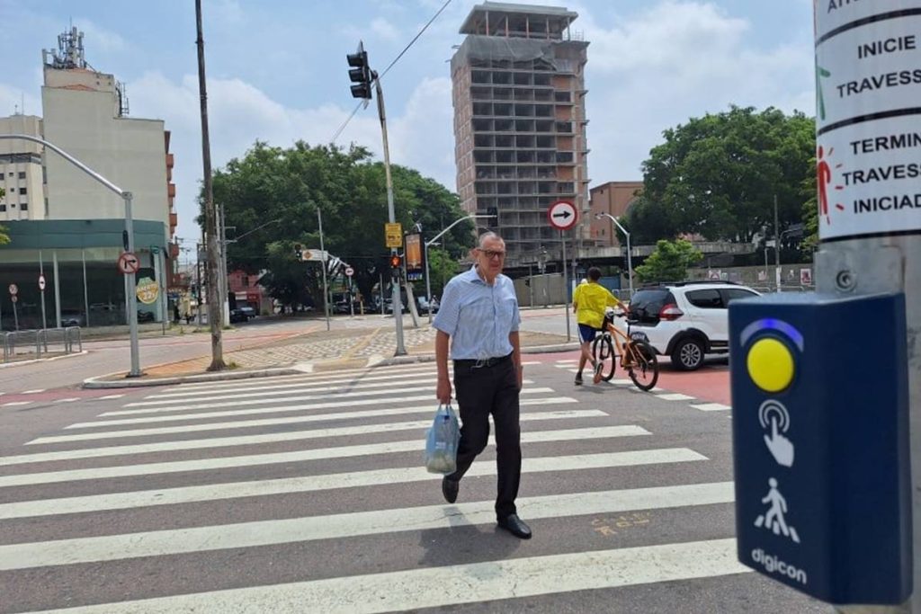 Novo semáforo com botoeiras é instalado em Sao Paulo