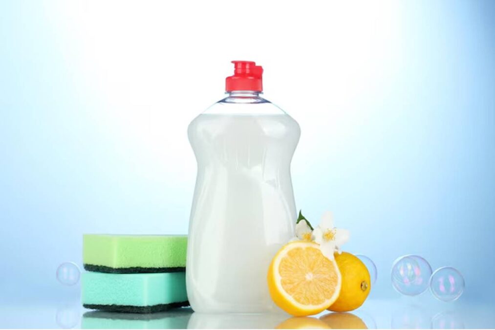 Diversas formas de usar o detergente de louça na limpeza