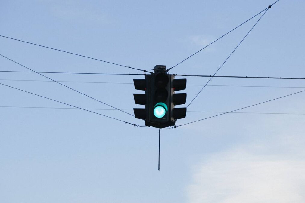 Semáforo pendurado em fios viraliza e chama atenção dos brasileiros