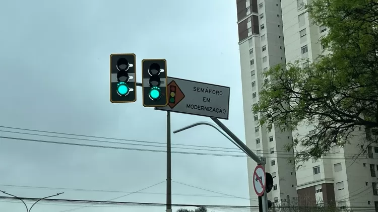 Para que serve a faixa branca no meio dos semáforos?