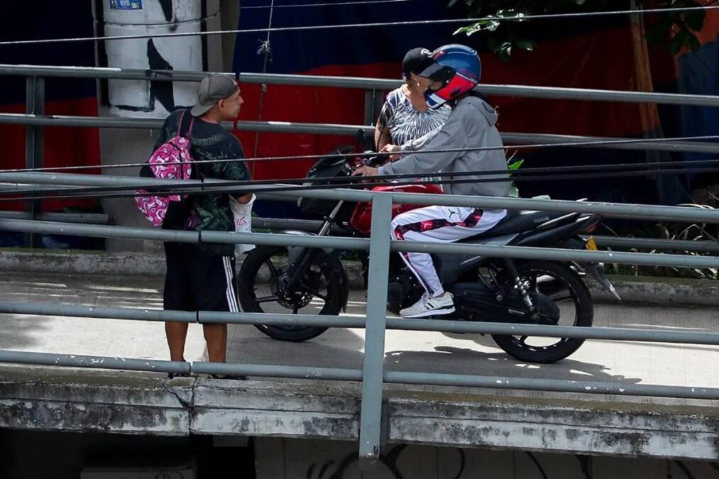 Subir em calçada, passarela ou dar aquela 'roubadinha' de moto gera multa impressionante