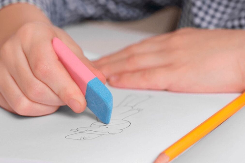 apagando o desenho com a borracha