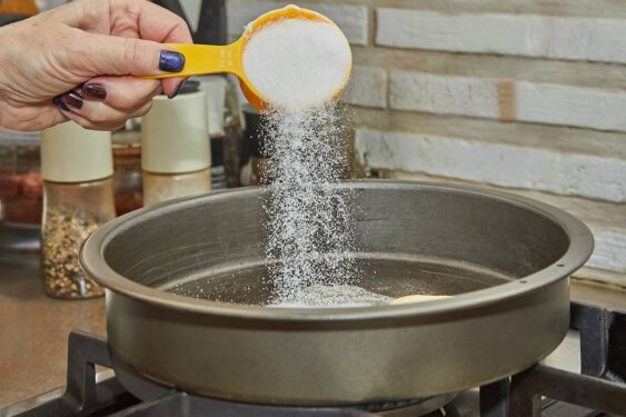 chef derrama sal na panela