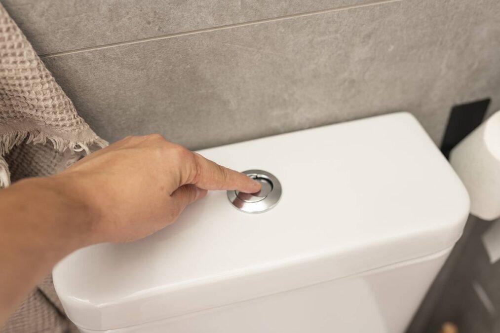 dando descarga no vaso sanitário