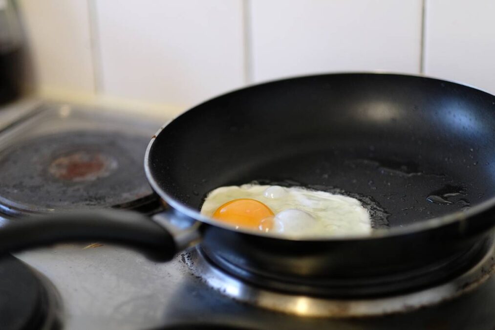 Saiba como fritar ovos sem óleo, sem água e sem grudar na frigideira