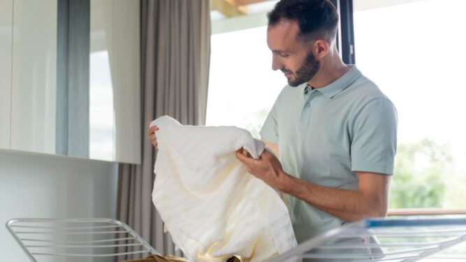 lavando roupa homem em casa