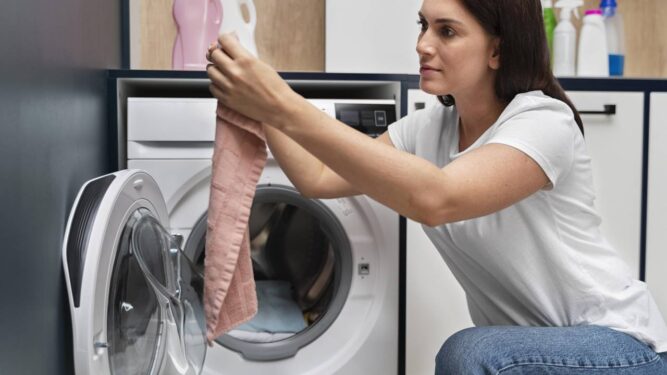 lavar roupas na maquina de lavar