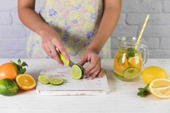 mulher corta limão para bebida